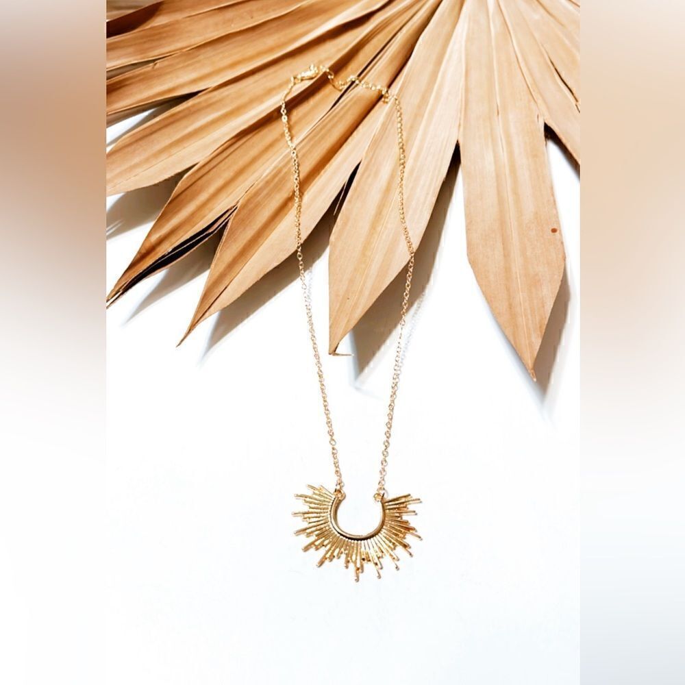 Gold sun radiant necklace S569